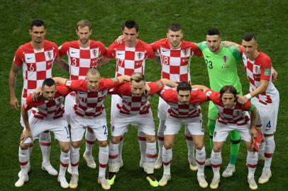 (front row from L to R) Croatias midfielder Marcelo Brozovic, Croatias defender Domagoj Vida, Croatias midfielder Ivan Rakitic, Croatias defender Sime Vrsaljko, Croatias midfielder Luka Modric (back row from L to R) Croatias defender Dejan Lovren, Croatias defender Ivan Strinic, Croatias forward Mario Mandzukic, Croatias forward Ante Rebic, Croatias goalkeeper Danijel Subasic and Croatias forward Ivan Perisic pose for team photo prior to the Russia 2018 World Cup final football match between France and Croatia at the Luzhniki Stadium in Moscow on July 15, 2018. / AFP PHOTO / GABRIEL BOUYS / RESTRICTED TO EDITORIAL USE - NO MOBILE PUSH ALERTS/DOWNLOADS