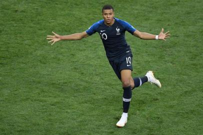  Frances forward Kylian Mbappe celebrates after scoring a goal during the Russia 2018 World Cup final football match between France and Croatia at the Luzhniki Stadium in Moscow on July 15, 2018. / AFP PHOTO / GABRIEL BOUYS / RESTRICTED TO EDITORIAL USE - NO MOBILE PUSH ALERTS/DOWNLOADSEditoria: SPOLocal: MoscowIndexador: GABRIEL BOUYSSecao: soccerFonte: AFPFotógrafo: STF