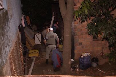 Chacina com sete mortos é a maior do século em Porto Alegre. As vítimas seriam cinco homens e duas mulheres grávidas. Crime ocorreu em uma residência na Rua Gregório Beheregaray Filho, no bairro Passo das Pedras, na zona norte de Porto Alegre, por volta das 20h de 19 de julho de 2018. REPRODUÇÃO / RBSTV. 19/07/2018