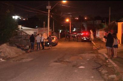 Chacina com sete mortos é a maior do século em Porto Alegre. As vítimas seriam cinco homens e duas mulheres grávidas. Crime ocorreu em uma residência na Rua Gregório Beheregaray Filho, no bairro Passo das Pedras, na zona norte de Porto Alegre, por volta das 20h de 19 de julho de 2018. REPRODUÇÃO / RBSTV. 19/07/2018