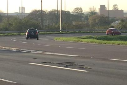 Buracos se formam no asfalto da freeway após o fim do