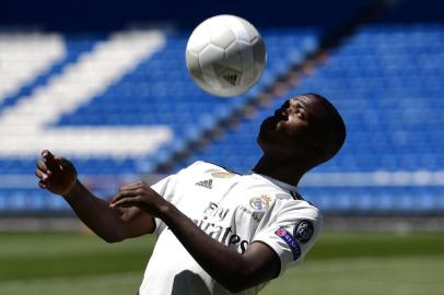 Real Madrid's new Brazilian forward Vinicius Junior controls a ball during his official presentation at the Santiago Bernabeu Stadium in Madrid on July 20, 2018. / AFP PHOTO / PIERRE-PHILIPPE MARCOU