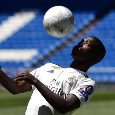 Real Madrids new Brazilian forward Vinicius Junior controls a ball during his official presentation at the Santiago Bernabeu Stadium in Madrid on July 20, 2018. / AFP PHOTO / PIERRE-PHILIPPE MARCOU