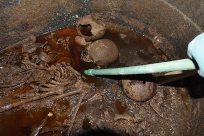  A handout picture released on July 19, 2018 by the Egyptian Antiques ministry shows skeletons in the black granite sarcophagus uncovered early this month in the Sidi Gaber district of Alexandria, filled with sewage water.Skeletons are believed to be three warriors as one of the skulls bear a wound resulted from the hit of an arrow. / AFP PHOTO / EGYPTIAN ANTIQUITIES MINISTRY / - / XGTY / === RESTRICTED TO EDITORIAL USE - MANDATORY CREDIT AFP PHOTO / HO / EGYPTIAN MINISTRY OF ANTIQUITIES- NO MARKETING NO ADVERTISING CAMPAIGNS - DISTRIBUTED AS A SERVICE TO CLIENTS ==Editoria: ACELocal: AlexandriaIndexador: -Secao: culture (general)Fonte: EGYPTIAN ANTIQUITIES MINISTRYFotógrafo: STR