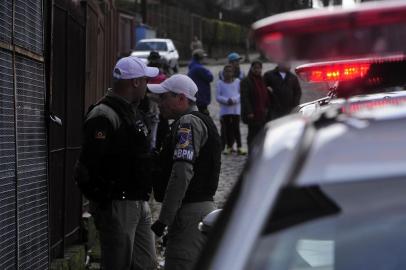  CAXIAS DO SUL, RS, BRASIL, 10/07/2018 - Três pessoas foram mortas a tiros no bairro Primeiro de Maio na tarde desta terça-feira, em Caxias do Sul. O triplo homicídio ocorreu na Rua Manuel Almeida, por volta de 13h30min. (Marcelo casagrande/Agência RBS)