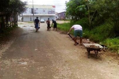 Moradores fazem vaquinha e tapam buracos por conta própria no bairro Ponta Grossa, em Porto Alegre. Na foto, a Rua Mamonas.