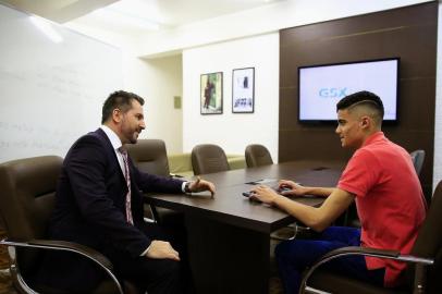  PORTO ALEGRE, RS, BRASIL, 20-07-2018: O empresário Thierry Castro e o jovem aprendiz Matheus Dias Medeiros na empresa GSX Cobranças, no bairro São Geraldo, onde trabalham. Thierry foi mentor de Matheus no projeto Mais Caminhos, onde o jovem se destacou e acabou contratado para o primeiro emprego. (Foto: Mateus Bruxel / Agência RBS)