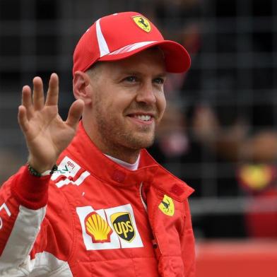 Sebastian Vettel, da Ferrari, comemora pole position no GP da Alemanha