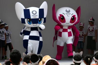 Mascots for the Tokyo 2020 Olympics Games Miraitowa (L) and Someity appear at their debut event in Tokyo on July 22, 2018.The organisers of the Tokyo 2020 Olympics and Paralympics Games announced the names of the mascots on July 22.  / AFP PHOTO / Kazuhiro NOGI