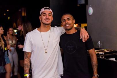 Personalidades jantam no 300. na foto, Gabriel Medina e Douglas Costa