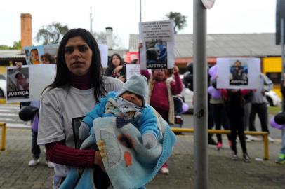  CAXIAS DO SUL, RS, BRASIL 22/07/2018Familiares e amigos de Natália Ribeiro da Silva e Mayara Martins Terra protestam em frente ao Hospital Geral. Natália é mãe de Waysler Ediel da Silva Kinast, de um mês, e denuncia que o filho parou de mexer o braço por lesão durante o parto. Mayara era mãe de Teylor Terra da Fonseca, 10 meses, morreu no HG após dificuldades para conseguir leito. As duas acreditam que houve negligência no atendimento. (Felipe Nyland/Agência RBS)