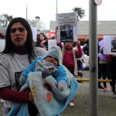  CAXIAS DO SUL, RS, BRASIL 22/07/2018Familiares e amigos de Natália Ribeiro da Silva e Mayara Martins Terra protestam em frente ao Hospital Geral. Natália é mãe de Waysler Ediel da Silva Kinast, de um mês, e denuncia que o filho parou de mexer o braço por lesão durante o parto. Mayara era mãe de Teylor Terra da Fonseca, 10 meses, morreu no HG após dificuldades para conseguir leito. As duas acreditam que houve negligência no atendimento. (Felipe Nyland/Agência RBS)