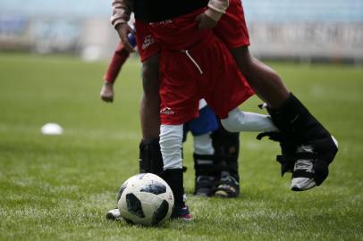  PORTO ALEGRE, RS, BRASIL - 2018.07.22 - Atividade gratuita leva crianças cadeirantes para a Arena, neste domingo. O evento Bota do Mundo é inspirado no Mundial, e o campeonato de pênaltis possibilita que crianças cadeirantes realizem o sonho de fazer o primeiro gol de suas vidas. É a sexta edição do projeto Bota do Mundo. (Foto: ANDRÉ ÁVILA/ Agência RBS)