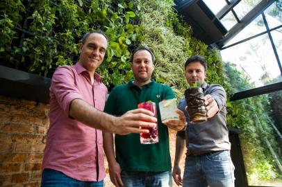  PORTO ALEGRE, RS, BRASIL, 19-07-2018.  Gintoneria DRY Moments & Drinks abre na rua Nova York. Na foto os sócios Diego Caleffi, Rodrigo Dutra Vila e Leandro Rodriguez.   (FOTO ANDRÉA GRAIZ/AGÊNCIA RBS)Indexador: Andrea Graiz