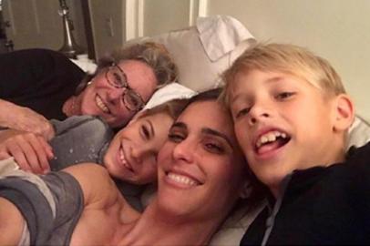 Fernanda Lima com a mãe, Maria Tereza, e os filhos, João e Francisco.