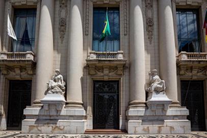  PORTO ALEGRE, RS, BRASIL, 02/02/2017 : Especial monumentos - Estátuas da fachada do Palácio Piratini  . (Omar Freitas/Agência RBS)Indexador: Omar Freitas