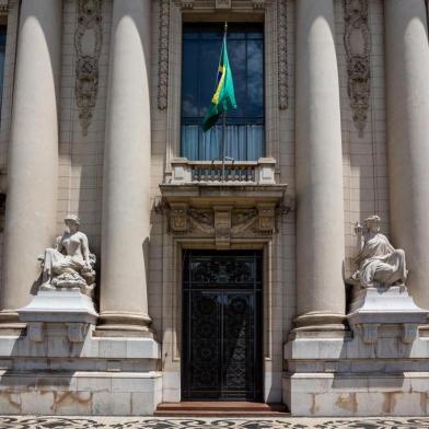  PORTO ALEGRE, RS, BRASIL, 02/02/2017 : Especial monumentos - Estátuas da fachada do Palácio Piratini  . (Omar Freitas/Agência RBS)Indexador: Omar Freitas