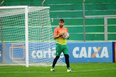  CAXIAS DO SUL, RS, BRASIL, 23/07/2018. Treino do Juventude no Estádio Alfredo Jaconi, antes da partida contra a Ponte Preta. Na foto, o goleiro Matheus Cavichioli. (Diogo Sallaberry/Agência RBS)