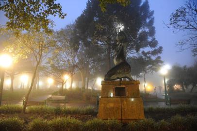  CAXIAS DO SUL, RS, BRASIL 23/07/2018Ladrões levam placa de bronze do monumento Gigia Bandera na praça Dante Alighieri, em Caxias do Sul. (Felipe Nyland/Agência RBS)