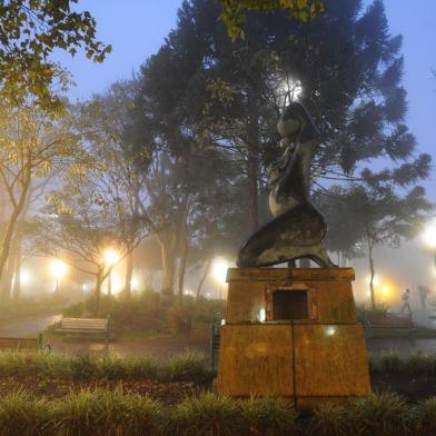  CAXIAS DO SUL, RS, BRASIL 23/07/2018Ladrões levam placa de bronze do monumento Gigia Bandera na praça Dante Alighieri, em Caxias do Sul. (Felipe Nyland/Agência RBS)