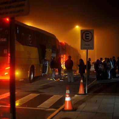  CAXIAS DO SUL, RS, BRASIL 23/07/2018Voos do Aeroporto de Caxias são cancelados por causa da neblina. Passageiros do voo noturno da Gol são levados de ônibus para Porto Alegre. De lá, pegarão voo para São Paulo pela manhã.(Lucas Amorelli/Agência RBS)