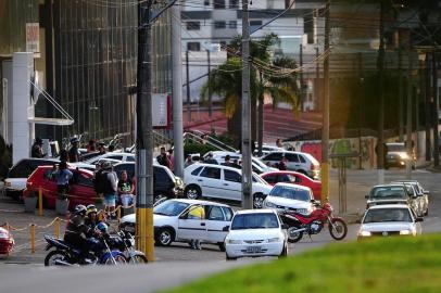  CAXIAS DO SUL, RS, BRASIL, 15/07/2018. Movimento de pessoas em frente aos postos de Caxias. Na foto, aglomeração em frente ao Posto Deltha, na Avenida Rubem Bento Alves (perimetral). Moradores alegam que há baderna nas aglomerações. (Diogo Sallaberry/Agência RBS)