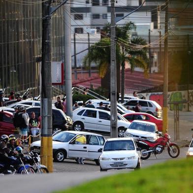  CAXIAS DO SUL, RS, BRASIL, 15/07/2018. Movimento de pessoas em frente aos postos de Caxias. Na foto, aglomeração em frente ao Posto Deltha, na Avenida Rubem Bento Alves (perimetral). Moradores alegam que há baderna nas aglomerações. (Diogo Sallaberry/Agência RBS)