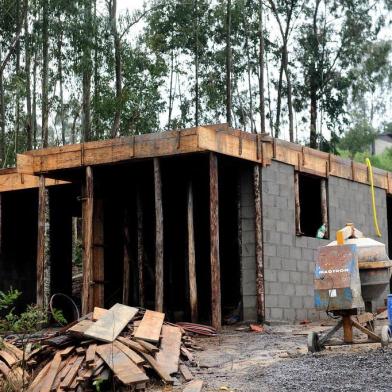  CAXIAS DO SUL, RS, BRASIL, 05/07/2018. Mesmo divulgando números de denúncia para população informar sobre casos de venda de terrenos em loteamentos irregulares em Caxias, pessoas dizem que denunciaram novas construções e que prefeitura não foi embargar obras. Encontramos obra em andamento na Rua B, em Altos de Galópolis, e terrenos a venda. (Diogo Sallaberry/Agência RBS)