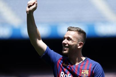  Barcelonas new player Brazilian midfielder Arthur Henrique Ramos de Oliveira Melo waves during his official presentation at the Camp Nou Stadium in Barcelona, on July 12, 2018.Barcelona confirmed the arrival of Brazilian new recruit Arthur from Brazilian outfit Gremio on a 31 million euros ($37 million) deal. The Spanish champions will pay an extra 9 million in bonuses in the six-year deal struck with the Brazilians for the midfielder. / AFP PHOTO / PAU BARRENAEditoria: SPOLocal: BARCELONAIndexador: PAU BARRENASecao: soccerFonte: AFPFotógrafo: STR