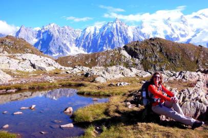 A França é um país pródigo em cenários naturais encantadores. O Tour do Mont Blanc é um espetacular trekking que percorre regiões alpinas da França, Suíça e Itália, circundando o maciço e brindando os caminhantes com paisagens bucólicas e impressionantes vistas de suas belíssimas montanhas. Partindo de Chamonix, podemos nos deslumbrar com os visuais do imponente Mont Blanc, com 4.810 metros de altitude.Rosângela LoebleinDe Campo Bom, em setembro de 2014