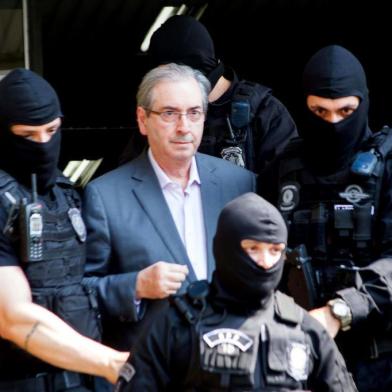 Eduardo Cunha faz exame no IML de CuritibaPR - LAVA JATO/CUNHA/EXAME/IML - POLÍTICA - O ex-presidente da Câmara e   deputado cassado, Eduardo Cunha   (PMDB-RJ), realiza exame de   corpo de delito na manhã desta   quinta-feira (20), no Instituto   Médico-Legal (IML), em Curitiba   (PR). Cunha foi preso na quarta-   feira (19), em Brasília. A   decisão sobre a prisão foi do   juiz federal Sérgio Moro, que é   responsável pelos processos da   Lava Jato na primeira instância.   20/10/2016 - Foto: ANA POZZI/PHOTOPRESS/ESTADÃO CONTEÚDOEditoria: POLÍTICALocal: CURITIBAIndexador: ANA POZZIFotógrafo: PHOTOPRESS