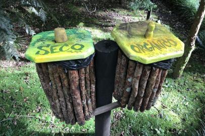 Lixeiras na Pousada do Engenho, em São Francisco de Paula (RS).