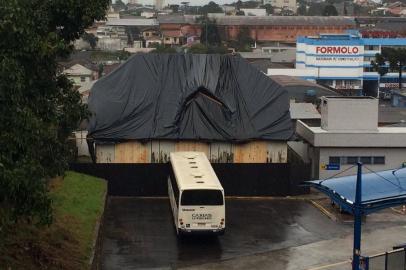 Enquanto não passa por restauro, sede do antigo DNER, em Caxias, recebe tapumes para evitar ação do tempo