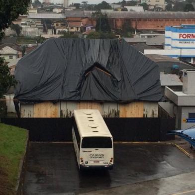 Enquanto não passa por restauro, sede do antigo DNER, em Caxias, recebe tapumes para evitar ação do tempo