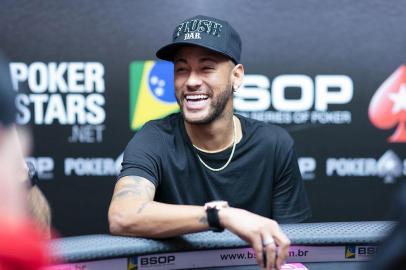  Neymar jogando poker.