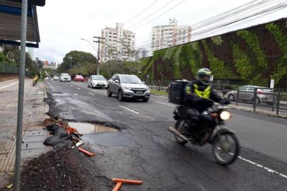 Localizada em uma das mais importantes vias de Porto Alegre - em frente a colégio e universidade -, uma parada de ônibus tem uso restrito por um problema recorrente em todos os cantos da cidade: buraco no asfalto. A cratera, que fica na Avenida Nilo Peçanha, tem mais de um metro de diâmetro.