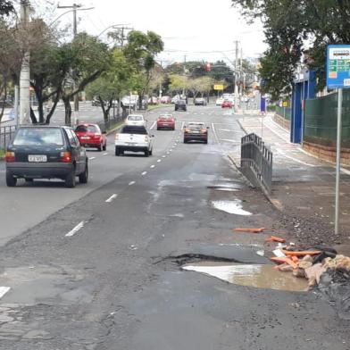 Localizada em uma das mais importantes vias de Porto Alegre - em frente a colégio e universidade -, uma parada de ônibus tem uso restrito por um problema recorrente em todos os cantos da cidade: buraco no asfalto. A cratera, que fica na Avenida Nilo Peçanha, tem mais de um metro de diâmetro.