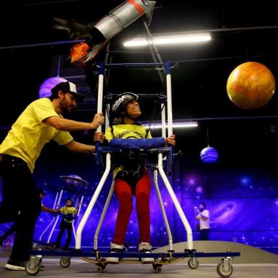  CANOAS - BRASIL - Educandário São João Batista, escola especial e centro de reabilitação. Crianças e adolescentes com deficiência atendidas pela escola especial Educandário São João Batista passam a tarde andando de skate no SkatePlay, do ParkShopping Canoas. A pista foi colocada pela empresa Spot Skateparks, que também doou uma pista especial ao educandário.(FOTO: LAURO ALVES)