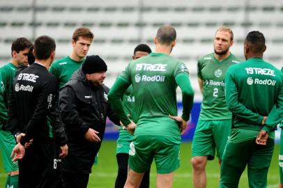  CAXIAS DO SUL, RS, BRASIL, 23/07/2018. Treino do Juventude no Estádio Alfredo Jaconi, antes da partida contra a Ponte Preta. Na foto, o treinador Julinho Camargo.(Diogo Sallaberry/Agência RBS)