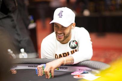  Neymar jogando pokerIndexador: Monti-