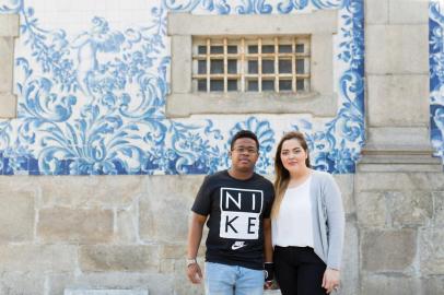 Casal Jéssica Lis Streit Bard, garçonete, e Jean Couto Fernandes, garçom, no Jardim da Cordoaria, em Porto, Portugal.