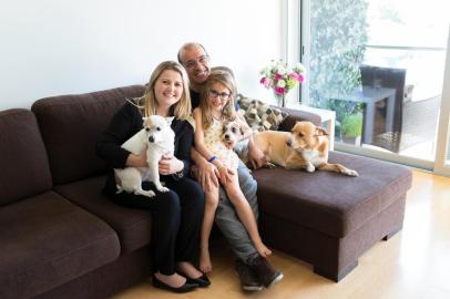 O casal Juliane de Moura, advogada, e Marco Antonio Lito, dentista, com a filha, Sofia, e os três cães de estimação (Tchê, Flor e Rubi) na casa da família em Maia, região metropolitana da cidade do Porto, em Portugal.