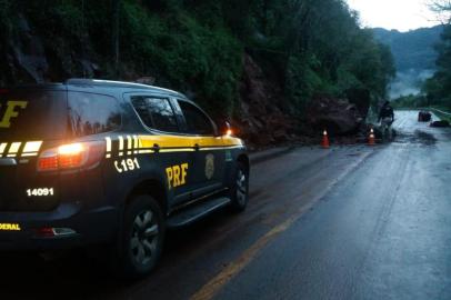 BR-116, na Serra, tem segunda queda de barreira no mesmo ponto em 24h