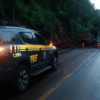 BR-116, na Serra, tem segunda queda de barreira no mesmo ponto em 24h