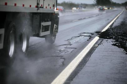  PORTO ALEGRE, RS, BRASIL, 25-07-2018: Situação da BR-290, a Freeway, após o fim da concessão à Concepa. Estrada já apresenta buracos e rachaduras, além da falta de guincho para remoção e atendimento de veículos. Durante dia de chuva, diversos acidentes demandaram atendimento da PRF (FOTO FÉLIX ZUCCO/AGÊNCIA RBS, Editoria de Notícias).