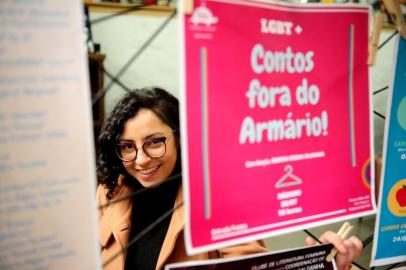  CAXIAS DO SUL, RS, BRASIL, 24/07/2018. A pesquisadora e estudante de letras Roberta Saldanha media debate, no sábado, sobre literatura e diversidade sexual, com foco na presença de personagens LGBT+ em obras literárias. O evento se chama Contos fora do armário e será no Instituto Cultural Taru. (Diogo Sallaberry/Agência RBS)