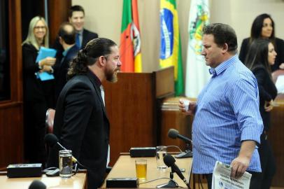  CAXIAS DO SUL, RS, BRASIL, 16/04/2018.  Sessão de julgamento do processo de impeachment do prefeito de Caxias do Sul, Daniel Guerra (PRB), na Câmara de Vereadores. Renato Nunes (PR) e Edi Carlos Pereira de Souza (PSB). (Diogo Sallaberry/Agência RBS)