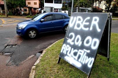  PORTO ALEGRE-RS- BRASIL- 26/07/2018- A Cara da Rua- Placa na Nilo Peçanha esquina com Circula, r oferece desconto para motoristas de aplicativos na lavagem de veículos.   FOTO FERNANDO GOMES/ ZERO HORA.