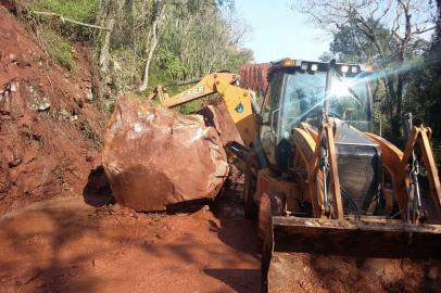 Deslizamentos na BR-116, na altura do Km 98,9, em São Marcos, interrompem o trânsito em uma das pistas da rodovia. Queda na quinta-feira.