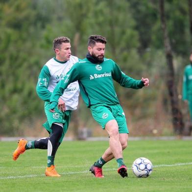  CAXIAS DO SUL, RS, BRASIL, 10/07/2018. Treino do Juventude no Centro de Treinamento. Na foto, os meias Leandro Lima e Bruno Ribeiro (Diogo Sallaberry/Agência RBS)